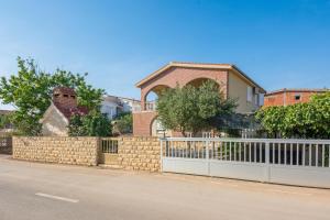 Apartments with parking space Vir - 20354