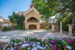 Apartments with parking space Vir - 20354