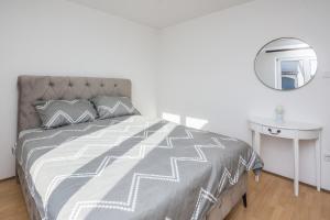 Apartments with parking space Vir - 20354