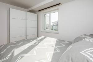 Apartments with parking space Vir - 20354