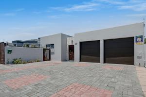Modern shared 5 BR Villa Pool near Blouberg Beach Wi-Fi