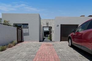 Modern shared 5 BR Villa Pool near Blouberg Beach Wi-Fi
