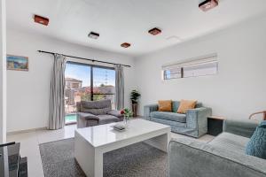 Modern shared 5 BR Villa Pool near Blouberg Beach Wi-Fi