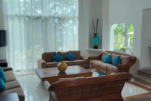 Villa Martha Garza Blanca - Heated Pool, Chef & Full Staff Included