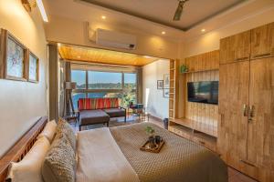StayVista at Creek Edge Home - Pet Friendly Villa with Mountain Views, Lawn, Near Water Stream