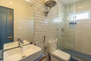 StayVista at Creek Edge Home - Pet Friendly Villa with Mountain Views, Lawn, Near Water Stream