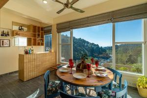 StayVista at Creek Edge Home - Pet Friendly Villa with Mountain Views, Lawn, Near Water Stream