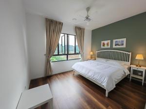Cozy Suite with 270 Degree Mountain and Theme Park Views