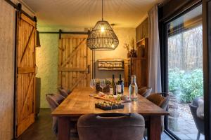 Lodge in een bosrijke omgeving met Hottub & Sauna opt