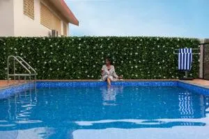 StayVista's Emerald Greens - Cozy Mountain-View Villa with Swimming Pool & Lawn featuring a Gazebo - Jambhulpāda