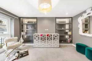Best Location In London - Kings Road 3-Bed Home with Terrace, AC & Netflix - Kensington