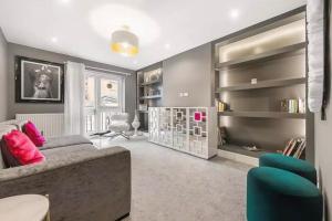 Best Location In London - Kings Road 3-Bed Home with Terrace, AC & Netflix