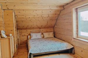 Padvarių sodyba ant tvenkinio kranto su pirtimi