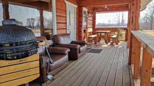 Padvarių sodyba ant tvenkinio kranto su pirtimi