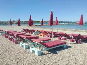 Appartements Appartement T2 avec piscine, tennis et parking - A 400 m des plages et commerces - FR-1-316-16 : photos des chambres