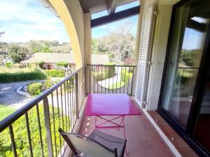 Appartements T2 avec Parking - Piscine et Tennis - a 200 m des Plages - FR-1-316-196 : photos des chambres