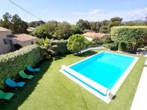 Villa T3 avec Piscine, Jardin et Parking - Proche Plages et Commerces - FR-1-316-219 - Le Brusc