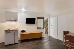 Standard King Room with Cooktop - Non Smoking room in Sidney Inn
