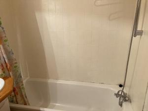 Appartements Studio lumineux 4 pers, pieds des pistes, balcon sud, proche sports et commerces - FR-1-262-171 : photos des chambres