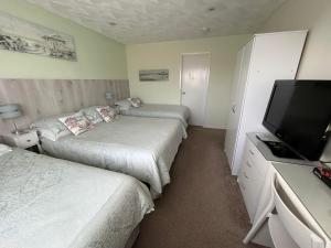 4 - Family Room room in Leeward House B&B