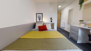 Ensuite Bedrooms with Shared Kitchen and Studios at Century Square in Sheffield