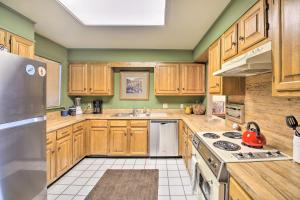 Lakefront Hot Springs Condo with Boat Dock!