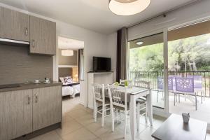 Complexes hoteliers Residhotel- Residence Pont du Gard : Appartement 1 Chambre (4 Adultes)