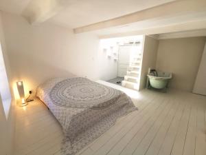 Appartements Le Cocon en plein centre du village medieval de Mougins vue mer : photos des chambres