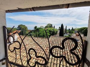 Appartements Le Cocon en plein centre du village medieval de Mougins vue mer : photos des chambres