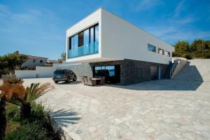 Villa Garma Beachfront - 3 Bedroom villa - Stunning Sea Views - Gym - Private Pier