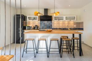 Domaine de Mérins, 10 couchages avec piscine, face à la rivière, à 4km de la plage