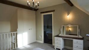 Barley Cottage - 5* Cyfie Farm with log burner and private covered hot tub