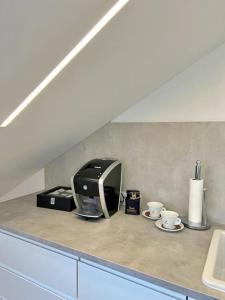 White 1 BD Old Town Apartment by Hostlovers