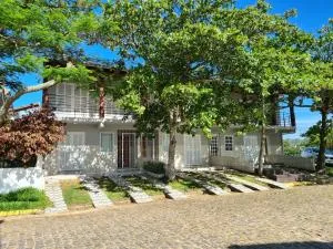 RESIDENCIAL COM CASAS DE 3 DORM - Garopaba