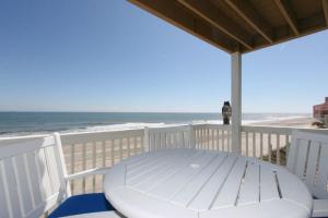 Oceanfront Kure Beach Condo with Pool - Ubytování bez kategorie ve městě Kure Beach
