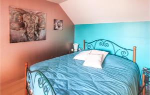 Maisons de vacances Gorgeous Home In Salbris With Private Swimming Pool, Can Be Inside Or Outside : photos des chambres
