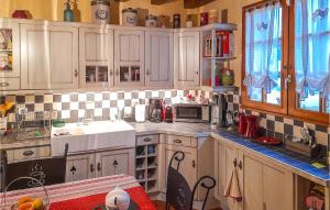Maisons de vacances Gorgeous Home In Salbris With Private Swimming Pool, Can Be Inside Or Outside : photos des chambres