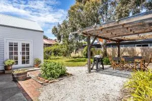 'Balmoral Cottage' A Kingston Beach Escape - Neika