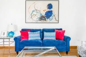 Lg. 2 br Apt. North of Chicago w/ Free Parking - نايلز