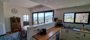 Hill House Hobart - Charming home, stunning views close to city