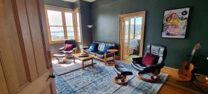 Hill House Hobart - Charming home, stunning views close to city