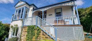 Hill House Hobart - Charming home, stunning views close to city