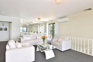 Baywatch Waterfront Lake Retreat with Private Jetty at Silverwater Lake Macqaurie