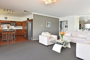 Baywatch Waterfront Lake Retreat with Private Jetty at Silverwater Lake Macqaurie