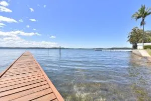 Baywatch Waterfront Lake Retreat with Private Jetty at Silverwater Lake Macqaurie - Eraring