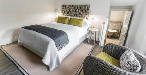 Superior King Room - Owl's Burrow room in Brocco On The Park Boutique Hotel