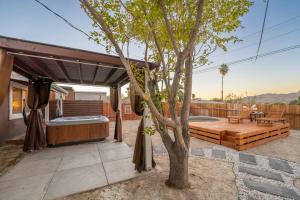 Palm Vista Retreat *Hot TubCowboy PoolHammocks*