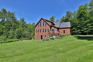 Cortina Mountain Chalet - Outdoor Hot Tub - Close to Pico and Killington Mountains home