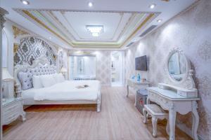 Royal Beach Hotel by THG