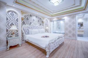 Royal Beach Hotel by THG